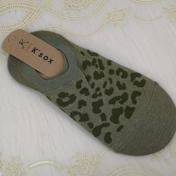 *2 PR LEFT* Cheetah No Show Footie Socks - Picture 6 of 6